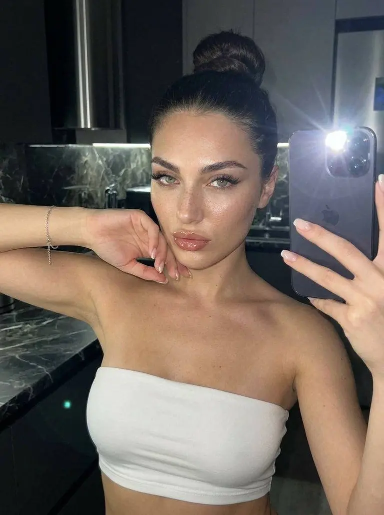 Best AI Image Model for Realistic Mirror Selfies: Blind Test preview 1